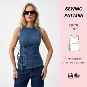 Op de afbeelding: Een naaipatroon voor een mouwloze denim top met een striksluiting aan de zijkant. Het ontwerp heeft een ronde halslijn en een getailleerd silhouet. De tekst luidt SEWING PATTERN DENIM TOP, PDF PATTERN en EASY INSTRUCTIONS, met een lijntekening.