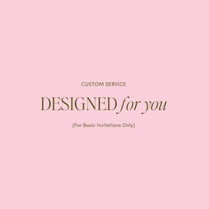 Może przedstawiać: Jasnoróżowa grafika z tekstem CUSTOM SERVICE, DESIGNED for you oraz (For Basic Invitations Only) zapisanym ciemnobrązowymi literami. Tekst jest wyśrodkowany na jednolitym, jasnoróżowym tle, co tworzy przejrzysty i prosty projekt graficzny.