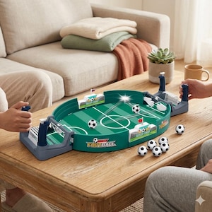 Può includere: Un gioco da tavolo di calcio con un campo verde, linee bianche e piccoli palloni da calcio bianchi e neri. Il gioco ha strutture di porta blu e bianche ed è posto su un tavolo di legno. Le parole "SOCCER LEAGUE" e "FOOTBALL" sono visibili.