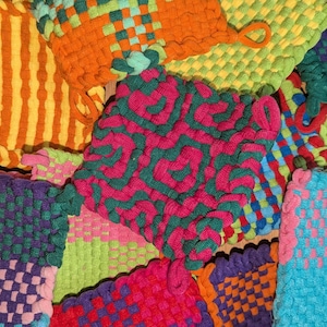 Handvävd grytlapp i nylon – Färgglad retrogrytunderlägg för kök