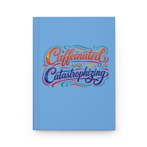 Op de afbeelding: Een set van drie keramische mokken met een gespikkelde, matte afwerking. De mokken zijn in crème, lichtgrijs en donkergrijs. Elke mok heeft een eenvoudig, minimalistisch ontwerp.