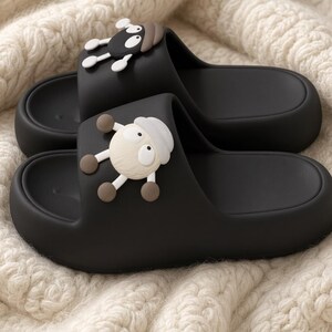 Schwarze Schaf-Sandalen, Cartoon-Plateau-Sandalen, niedliche Tier-Sommerschuhe