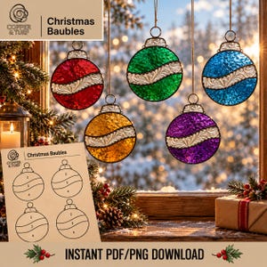 Pode incluir: Cinco bolas de Natal redondas de vidro colorido em vermelho, verde, azul, amarelo e roxo, cada uma com uma faixa central com um padrão floral em relevo. Um modelo de papel impresso mostra quatro contornos numerados para a montagem.