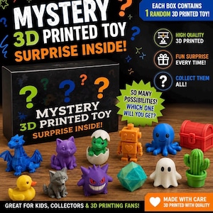 Op de afbeelding: Een zwarte mystery box met de tekst MYSTERY 3D PRINTED TOY SURPRISE INSIDE en diverse kleine 3D-geprinte figuren, waaronder een blauwe draak, paarse kat, groene dinosaurus in een ei, oranje robot, blauwe octopus, rode kist, gele eend, grijze wolf, paars monster, kristal, spook en cactus.