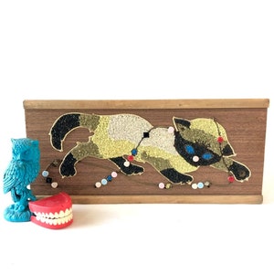 Vintage 50s SIAMESE CAT Gravel ART wall hanging kitten pebble string mid century modern retro home decor kitsch mosaic 60s mod kitty on wood