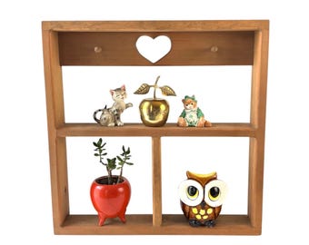 Vintage 80er Jahre Holz HERZ Wandregal mit Heringen & natürlichem Holz 3 cubby Trinket Display Schnickschnack Cottage Retro Wohnkultur Cottagecore