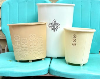 Papelera de plástico vintage de mediados de siglo, estilo moderno, color oro atómico, con forma de estrella, años 50 y 60. Papelera de esquina para oficina o dormitorio. Fabricada con flores de Rubbermaid.