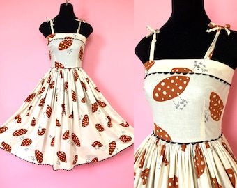 Vestido vintage dos anos 50 com estampa de cogumelo, em algodão marrom com bolinhas brancas e detalhes em ziguezague, saia rodada, estilo hippie, mod, cottagecore, tamanho feminino XS.