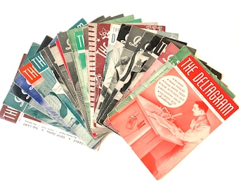 Pode incluir: Uma coleção de revistas vintage intitulada "The Deltogram" com um esquema de cores vermelho, branco e azul. As revistas apresentam artigos sobre marcenaria, decoração de interiores e artesanato. A capa de uma revista mostra um homem trabalhando em um projeto de marcenaria.