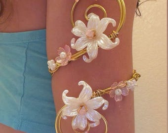 Brazalete con forma de flor dorada