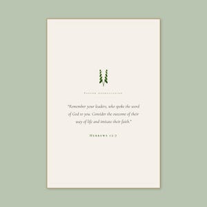 Può includere: Un biglietto rettangolare con sfondo color crema e un sottile bordo marrone chiaro. Il biglietto presenta il testo "PASTOR APPRECIATION" e una citazione da Ebrei 13:7. Lo sfondo è verde tenue.