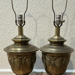 Par de lámparas de mesa antiguas de latón dorado con diseño de hojas, 63,5 cm de alto, con perilla giratoria.