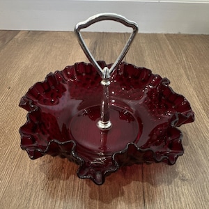 Vintage Fenton-stil rubinröd hobnail godisskål, volangkant och silverfärgat handtag