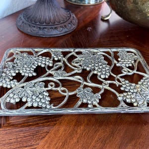 Vintage tenn grytunderlägg | Utsmyckad metallplatta, vingårdsköksdekor