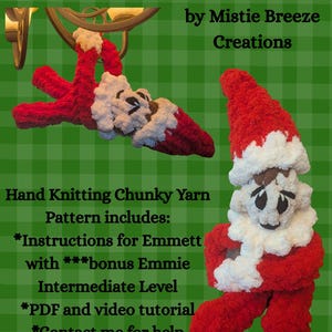 Pode incluir: Um padrão de crochê intitulado Emmett the Elf Pattern da Mistie Breeze Creations com dois bonecos duendes de pelúcia feitos de fio grosso vermelho e branco. O texto inclui instruções para Emmett, uma Emmie bônus, PDF e tutoriais em vídeo.