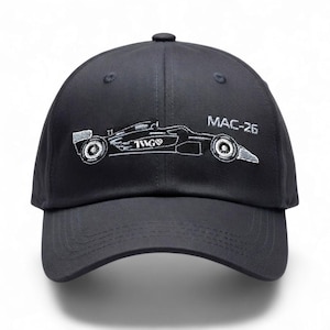 Cadillac F1 Team Broderad Keps | MAC-26 Formel 1-bilkeps | Motorsportpresent | Samlarobjekt för debutsäsongen 2026