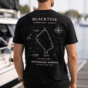 Könnte beinhalten: Schwarzes T-Shirt mit nautischem Kartendesign. Das Shirt zeigt den Text "BLACKTIDE OFFSHORE SERIES COURSE 01" und eine Kompassgrafik. Die Karte enthält Wegpunkte, Windgeschwindigkeit und den Text "ALL MARKS TO PORT".