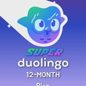 Può includere: Grafica promozionale per il piano Super di Duolingo. L'immagine presenta la mascotte del gufo Duolingo in tonalità blu e verde, con le parole "SUPER duolingo 12-MONTH Plan" in un font stilizzato su uno sfondo viola sfumato.