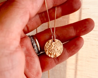 Personalized Birth Flower Necklace, Mom Necklace with Kids Birth Month Flowers, Custom Floral Disc Necklace, Mother’s Day Gift