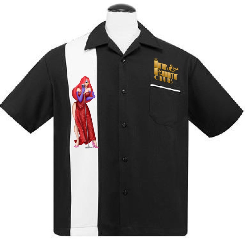 Puede incluir: Una camisa de bolos negra y blanca con un personaje de dibujos animados rojo y blanco en el lado izquierdo y el texto "The Ink & Paint Club" en dorado en el lado derecho.