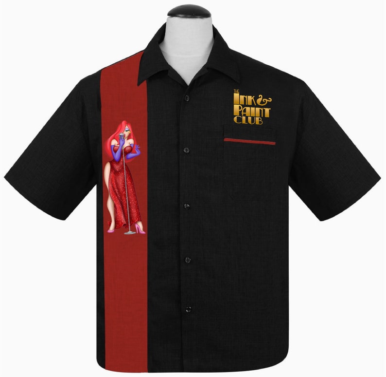 Puede incluir: Camisa negra de manga corta con botones y una raya roja en el lado izquierdo. El lado derecho presenta un gr&aacute;fico dorado de una mujer con un vestido rojo y el texto "The Ink & Paint Club".