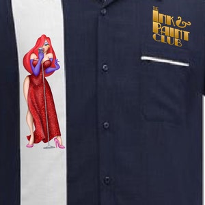 Puede incluir: Una camisa de bolos blanca y azul marino con una mujer de dibujos animados roja y blanca cantando en un micr&oacute;fono en el lado izquierdo y el texto "THE INK & PAINT CLUB" en dorado en el lado derecho.