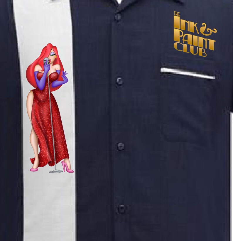 Puede incluir: Una camisa de bolos blanca y azul marino con una mujer de dibujos animados roja y blanca cantando en un micr&oacute;fono en el lado izquierdo y el texto "THE INK & PAINT CLUB" en dorado en el lado derecho.