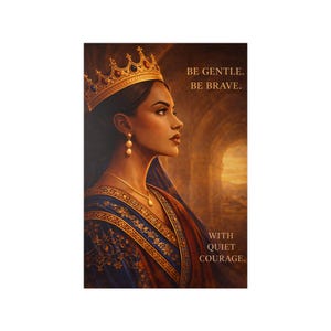 Op de afbeelding: Een portret van een vrouw met een gouden kroon, oorbellen en ketting, gekleed in een blauwe en rode jurk. De tekst op de afbeelding luidt: "WEES ZACHT. WEES MOEDIG. MET STILLE MOED."