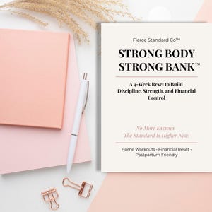 Könnte beinhalten: Draufsicht mit einem rosa Notizbuch, einem weißen Stift und roségoldenen Büroklammern. Eine weiße Karte zeigt den Text "STRONG BODY STRONG BANK" und "A 4-Week Reset to Build Discipline, Strength, and Financial Control".