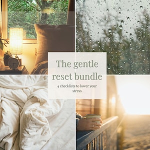 Puede incluir: Un collage de imágenes que presenta una escena de dormitorio con una lámpara encendida, una ventana con lluvia, una cama con sábanas arrugadas y una persona sosteniendo una taza. La superposición de texto dice "The gentle reset bundle" y "4 listas de verificación para reducir tu estrés."