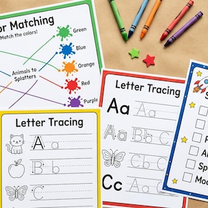 Peut inclure: Une tasse en céramique blanche avec une anse noire et le texte "But First, Coffee" en noir, dans une police manuscrite. La tasse est posée sur une surface blanche.