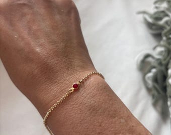 Pulseira delicada de ouro com rubi