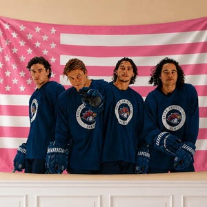 Hockey Boys Briar U-gobelänger, Belmont Cameli rosa flagga, Stephen Kalyns inomhusvägggobelänger, Antonio Cipriano, Jalen Thomas Brooks