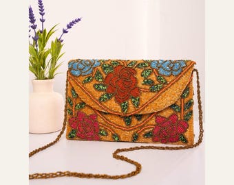 Pochette floreale realizzata a mano con perline e tracolla a catena, borsetta da sera, pochette per invitata a un matrimonio, borsa boho ricamata.