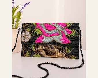 Pochette floreale fatta a mano con perline e tracolla a catena con perline, borsa da sera rosa