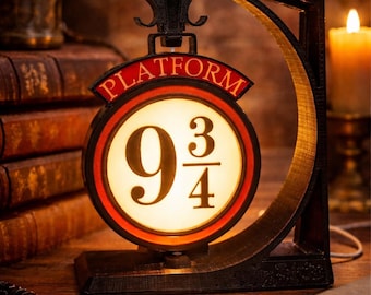 Lampada ispirata al Binario 9 3/4 / Luce notturna con pulsante / Decorazione magica da mago / Lampada da scrivania fantasy / Regalo per amanti dei libri / Luce stampata in 3D