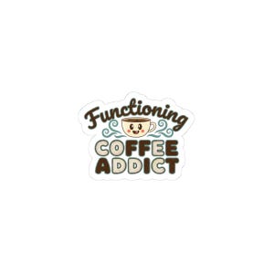 Könnte beinhalten: Ein Aufkleber mit dem Schriftzug "Functioning Coffee Addict" in einer verspielten Schriftart. Das Design beinhaltet eine lächelnde Kaffeetasse mit braunem Körper und weißem Henkel. Der Aufkleber hat einen weißen Hintergrund.