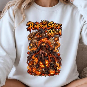 Peut inclure: Un sweat-shirt blanc à manches longues avec une impression graphique représentant un personnage à tête de citrouille portant un chapeau et tenant une boisson. Le texte PUMPKIN SPICE QUEEN est imprimé au-dessus, entouré d'engrenages et de citrouilles.