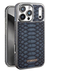 Op de afbeelding: Een smartphonehoesje met een donkerblauw slangenpatroon en een zilverkleurig frame. De hoes heeft een camera-uitsparing met meerdere lenzen en een flitser. De merknaam "JINOUHA" is zichtbaar aan de onderkant.