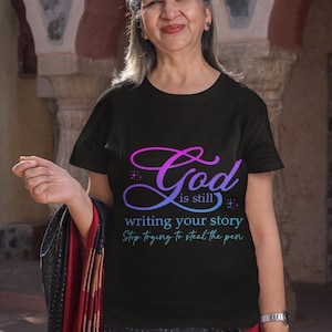 Camiseta "Deus ainda está escrevendo sua história" | Tipografia da fé cristã