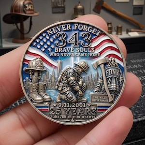 Puede incluir: Una moneda conmemorativa redonda con un bombero arrodillado, un casco, botas y un hacha. El diseño incluye una bandera estadounidense, el horizonte de Nueva York y el texto NEVER FORGET 343 BRAVE SOULS WHO NEVER CAME HOME, 9.11.2001, 25 YEARS, FOREVER IN OUR HEARTS.
