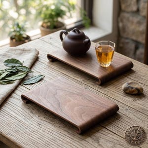 以下が含まれることがあります： 斑点のあるマット仕上げのセラミックマグカップ3個セット。各マグカップは、ライトブルー、クリーム、グレーと異なる色です。マグカップはシンプルでモダンなデザインで、持ちやすいハンドルが付いています。