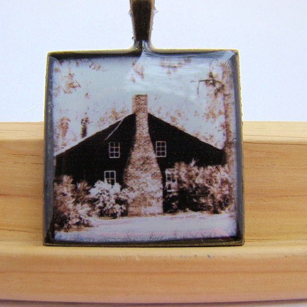 Photo Pendant, Resin Pendant, Old Log Cabin, Aged Effect, Brown, Beige, 1 inch, Square