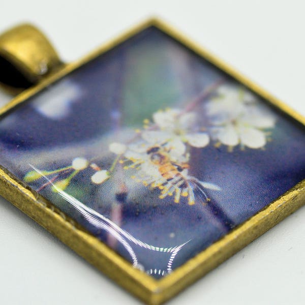 Photo Pendant, Resin Pendant, Honey Bee, Flowers, Green, Grey, White,  1 Inch, Square