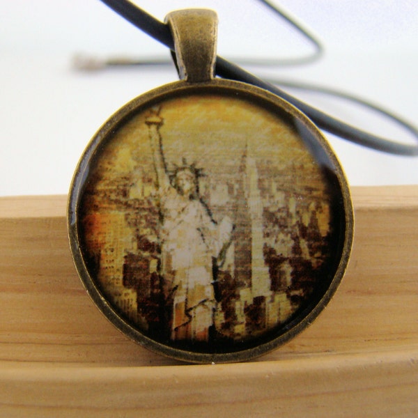 Resin Pendant, New York Skyline, Statue of Liberty, Yellow, Beige, Brown, For Her, Round, 1 inch