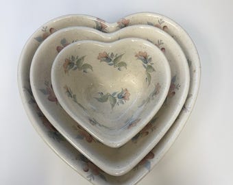 Cuencos apilables de cerámica vintage de los años 90 con forma de corazón, estampado floral moteado, estilo cottagecore.