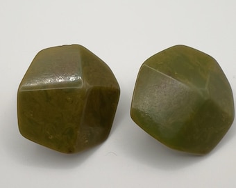 Pendientes de clip vintage de baquelita con diseño geométrico verde musgo y caramelo.