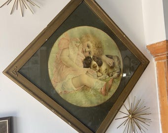 Lámina antigua victoriana con marco de madera y diseño de diamante: Niña con perro. Arte de pared ornamentado en oro.