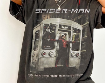 Camiseta con escena de Spiderman en el metro, ropa estilo cómic vintage, camiseta homenaje retro de los 90.