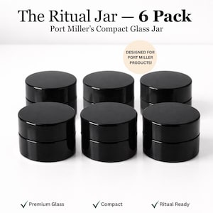 Op de afbeelding: Zes zwarte, compacte glazen potten met deksels zijn gerangschikt op een wit oppervlak. De potten zijn gelabeld met "The Ritual Jar - 6 Pack" en zijn ontworpen voor Port Miller-producten. De afbeelding benadrukt ook "Premium Glass", "Compact" en "Ritual Ready".